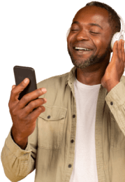 Homem negro com fone de ouvido branco, acessando o site da Desktop por áudio pelo celular.
